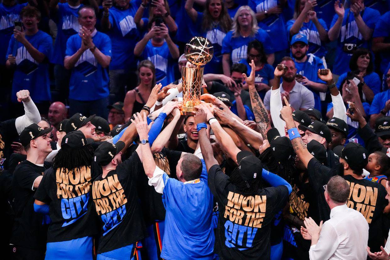 贝克汉姆捧杯狂喜，14岁小七穿抹胸太成熟，大儿子却在家熬汤（贝克汉姆捧杯欢腾，14岁小七抹胸造型引发热议，大儿子在家熬汤）