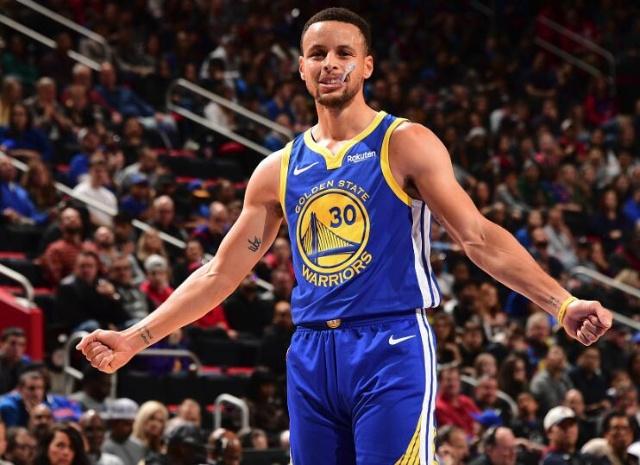 网红“小溥仪”现场观战北京国安比赛，与张稀哲合影留念（网红“小溥仪”亲临现场观战北京国安，与张稀哲合影）