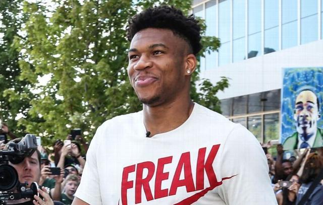 足球职业化的全球趋势（全球足球职业化潮流）